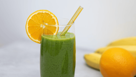 Greens+ For Life in einem Glas mit Orangenscheib